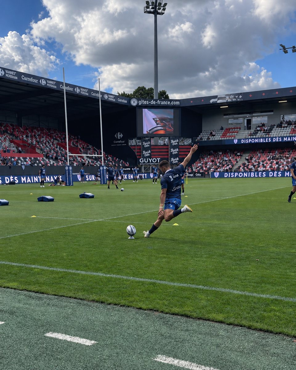 Un joueur du Rugby Club Vannes tente un coup de pied au stade